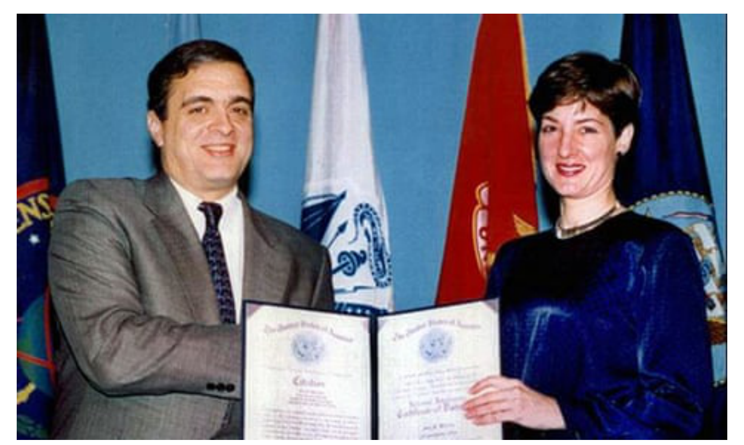 Ana Montes recebe certificado de George Tenet