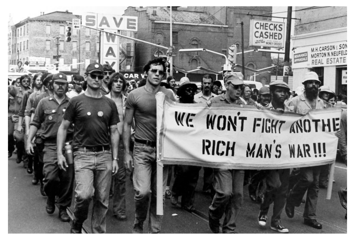 Manifestantes com a faixa We won't fight another rich man's war